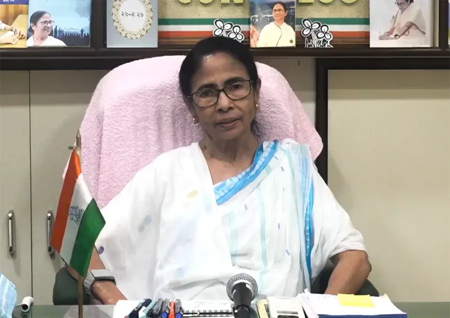 Mamata Banerjee attacked in Kanchrapara during custody death visit