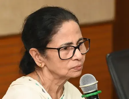 ममता बनर्जी का बीएलओ विवाद पर स्पष्टीकरण, 'झूठी खबरें फैला रहा विपक्ष, मैंने फॉर्म नहीं भरा'