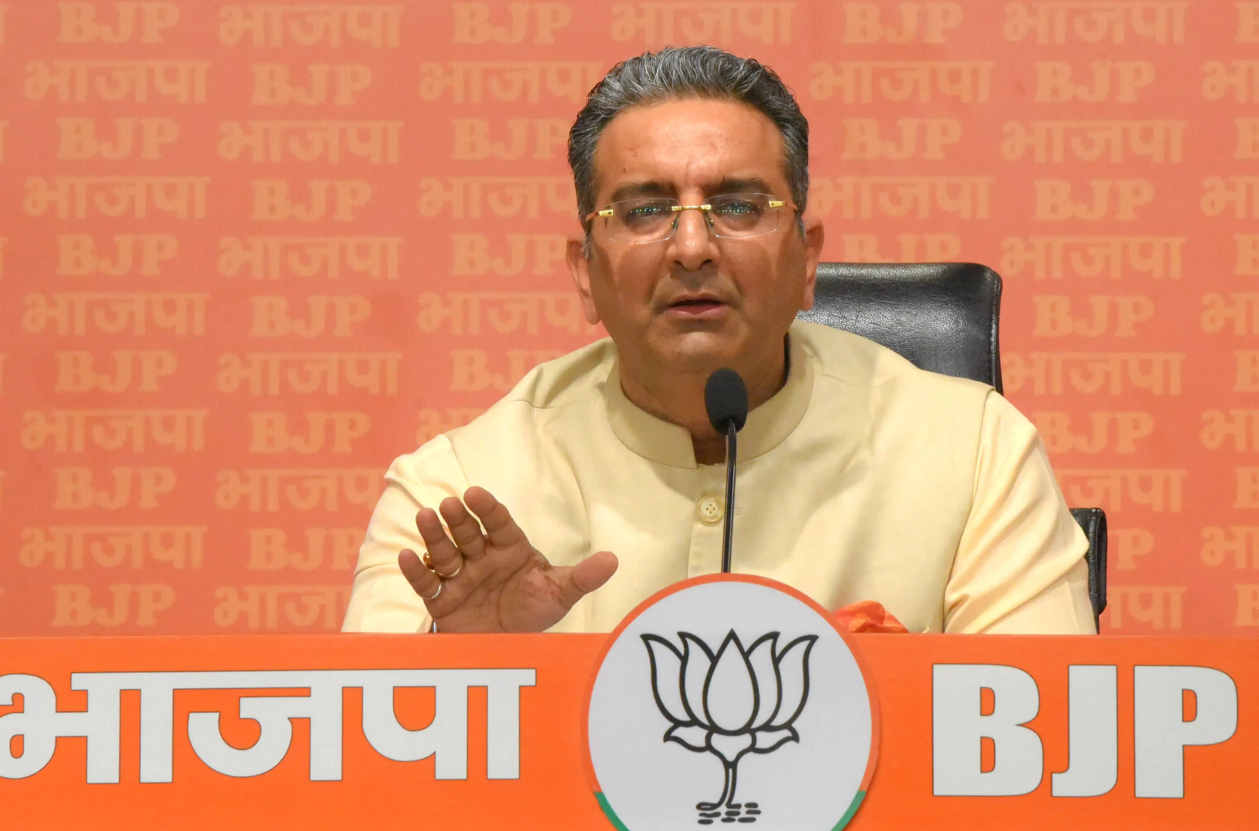 क्या ममता बनर्जी इतना छुपा रही हैं? क्या ऐसा डर है जिसे दबा रही हैं?