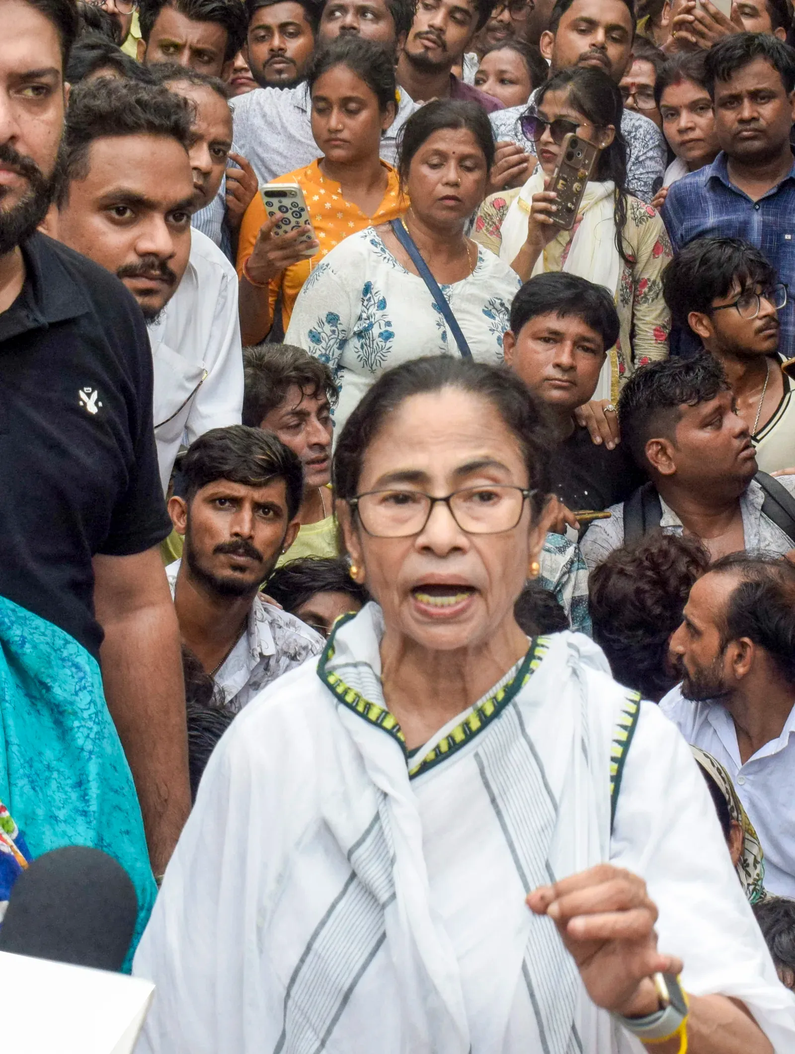 Mamata Banerjee slaps TMC worker during Kolkata protest march over Baruipur case
