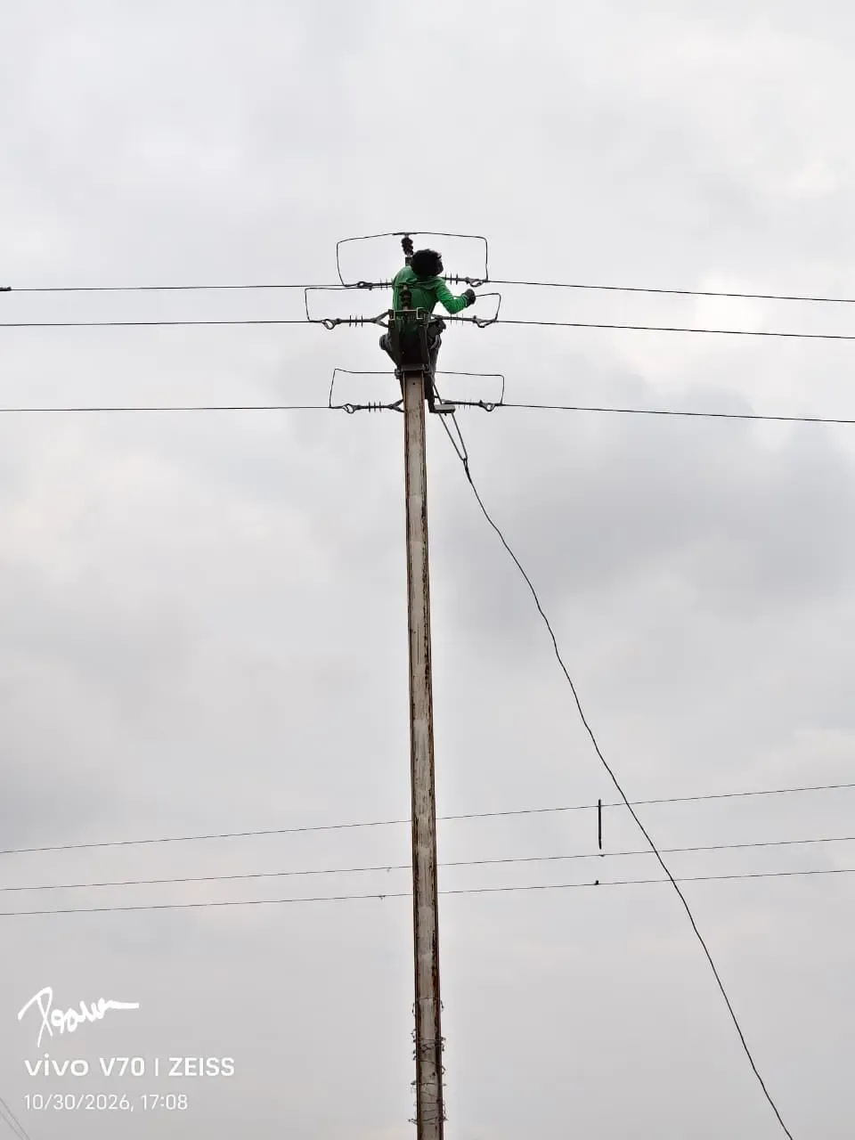 Man climbs 33 kV pole in Sehore, MP, amid domestic dispute