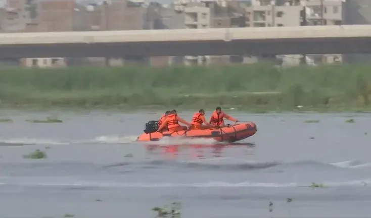 Man jumps into Yamuna from DND Flyway; NDRF, fire teams search