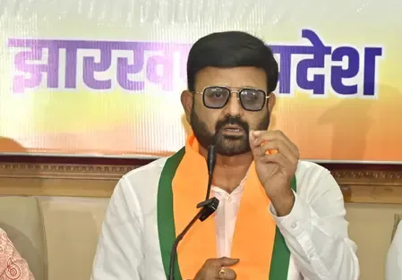मंच पर नेता और नीचे महापुरुषों की तस्वीरें, भाजपा-झामुमो में जुबानी तकरार