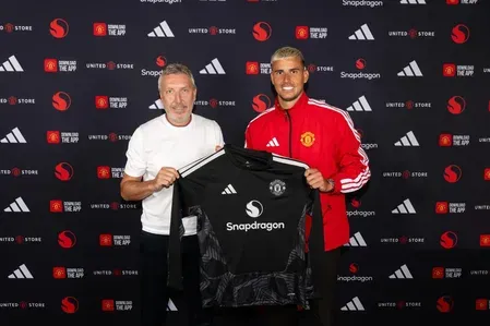 Karl Darlow joins Manchester United on three-year deal after Leeds exit