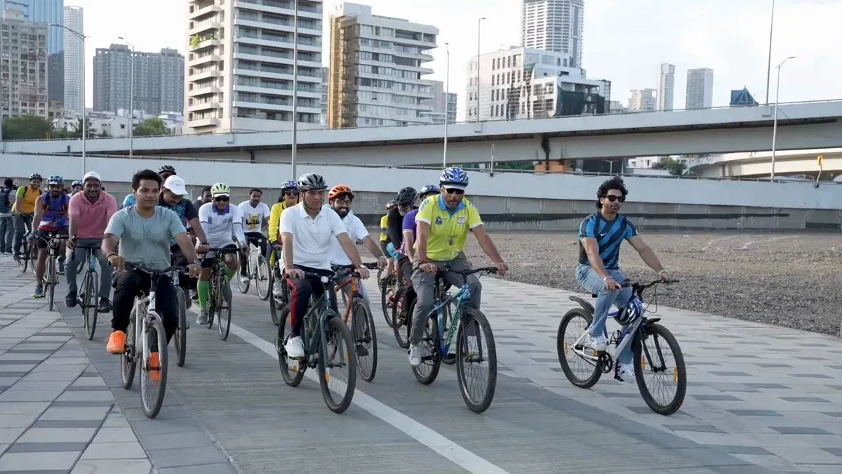 Mandaviya Flags Off Fit India Cyclothon at Worli