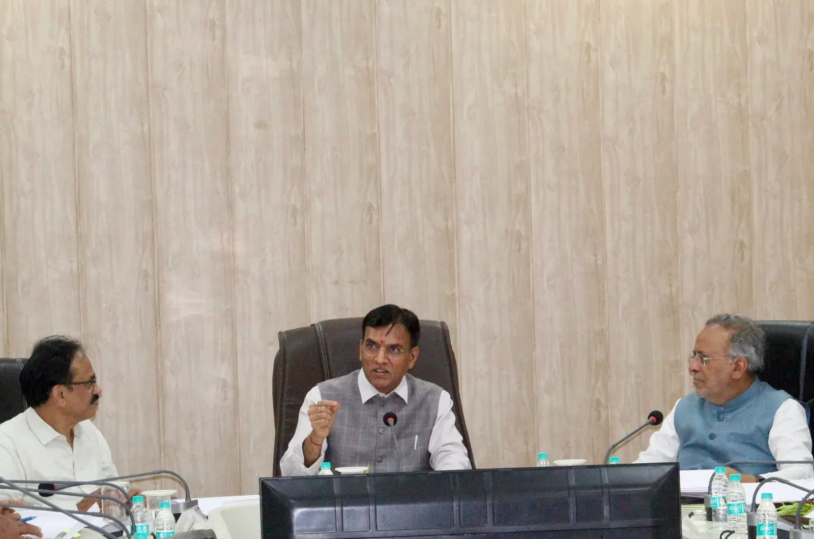 Mandaviya Reviews Projects at DISHA Meet in Porbandar