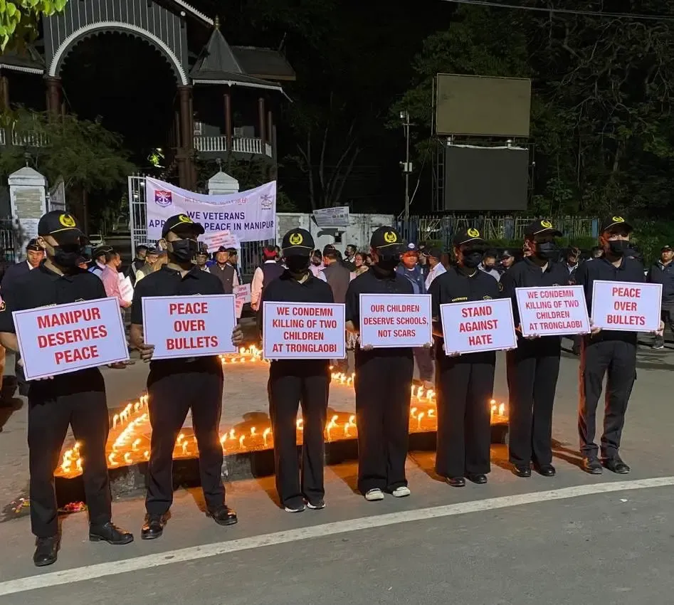 मणिपुर में शांति की अपील: 150+ पूर्व सैनिकों ने कैंडललाइट मार्च किया, एक दिन की पेंशन पीड़ितों को देने का संकल्प