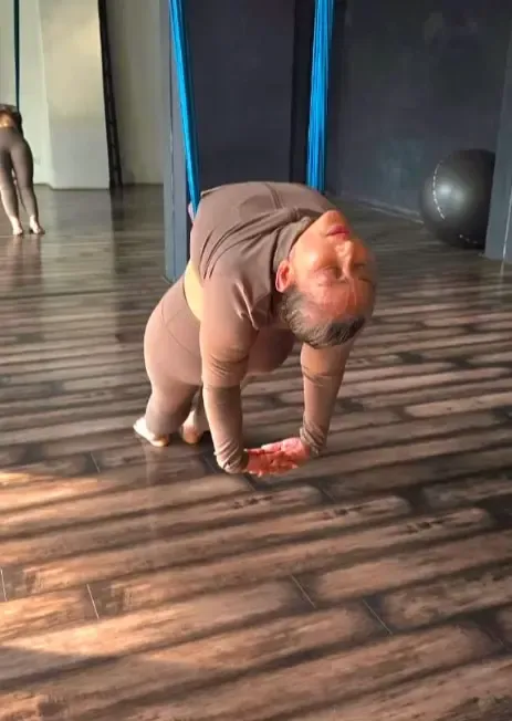 क्या मनीषा कोइराला ने पूरे शरीर को मजबूत बनाने वाला एरियल योग सिखाया?