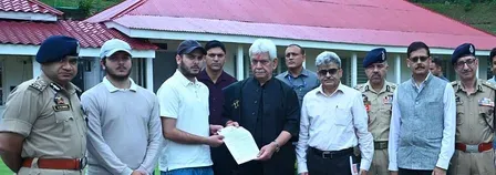 शहीद हेड कांस्टेबल आशिक हुसैन के बेटे को LG मनोज सिन्हा ने सौंपा नियुक्ति पत्र, परिवार को सरकारी सहायता का भरोसा