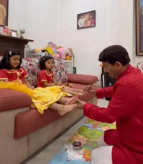 मनोज तिवारी ने दुर्गा अष्टमी पर बेटियों के संग मनाया कन्या पूजन, भावुक वीडियो वायरल