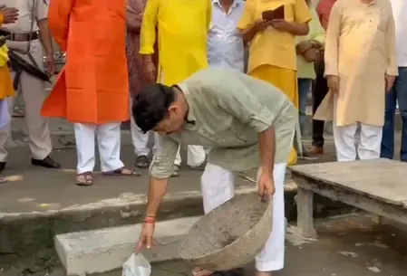 मनोज तिवारी ने वजीराबाद छठ घाट का किया निरीक्षण, स्वच्छता के लिए श्रमदान में लिया हिस्सा