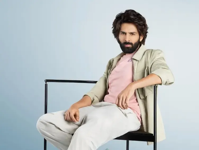 क्या कार्तिक आर्यन की फिल्में मनोरंजन के साथ सामाजिक संदेश भी देती हैं?