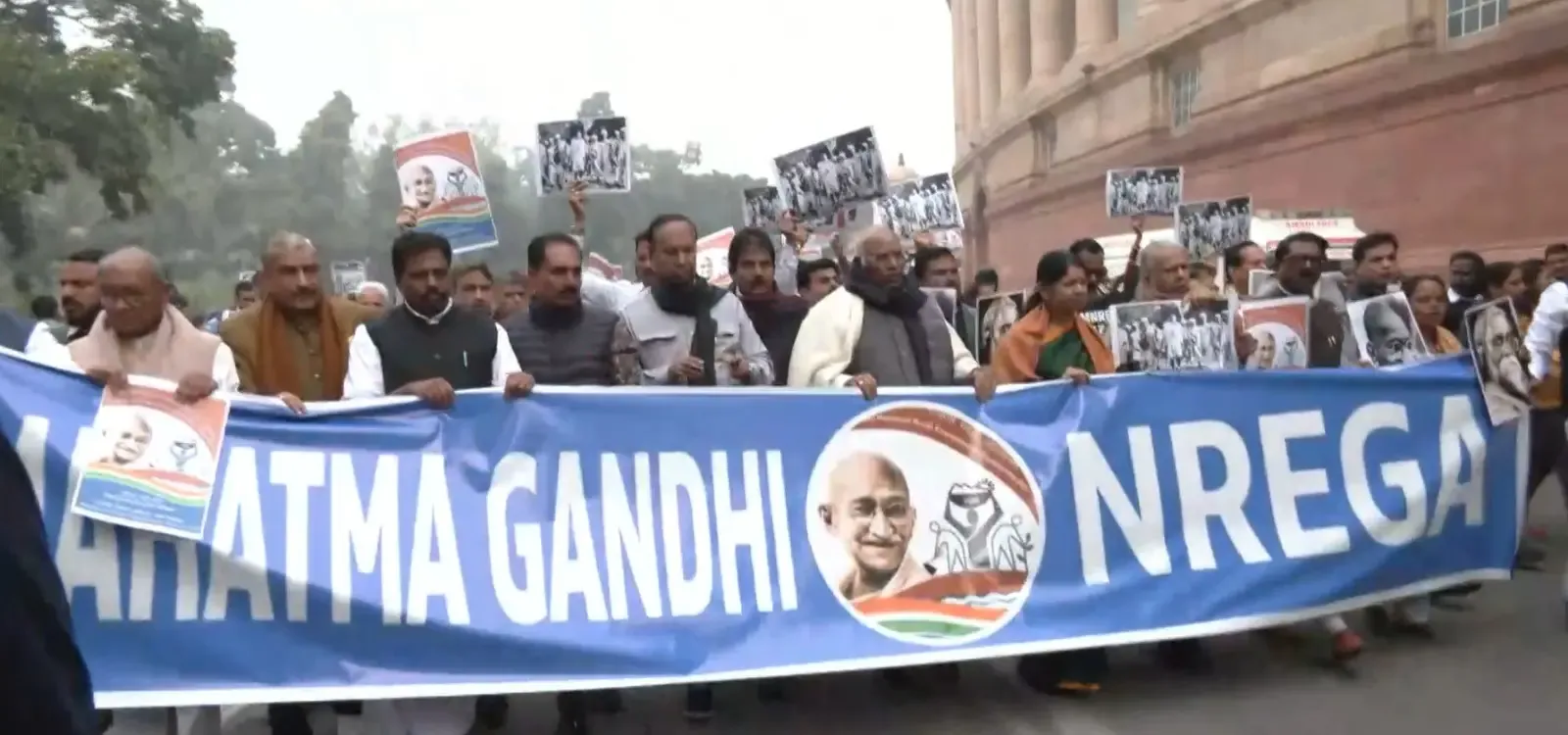 क्या मनरेगा का नाम बदलने पर विपक्ष का प्रदर्शन उचित है?