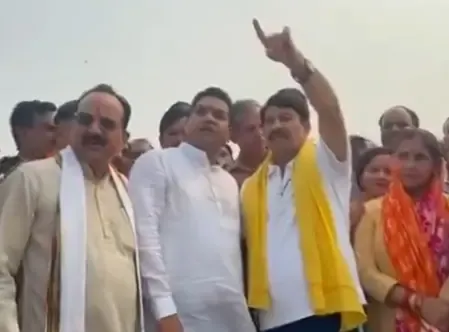 मंत्री कपिल मिश्रा और सांसद मनोज तिवारी ने सोनिया विहार स्थित यमुना घाट का किया निरीक्षण, सफाई अभियान में लिया हिस्सा