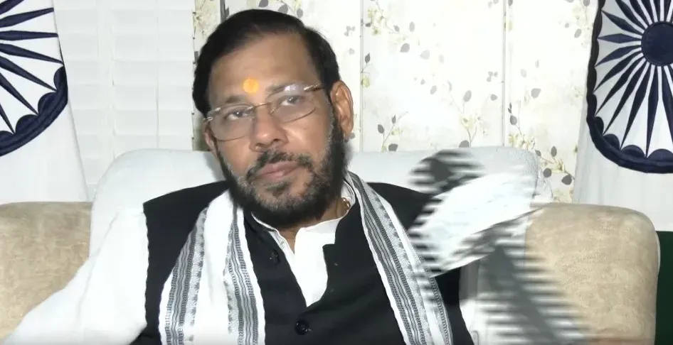 राम मंदिर चढ़ावा विवाद पर मंत्री मनोज पांडेय का तीखा हमला: 'नाट्य मंच जैसा नज़ारा'