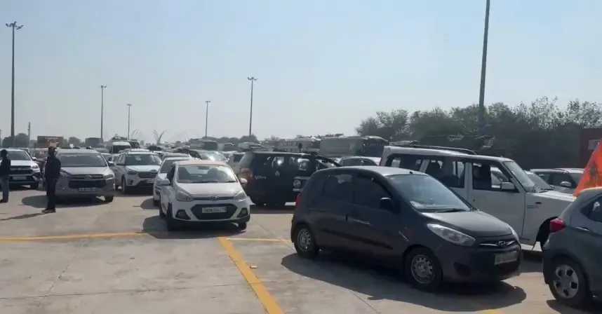 Enormous 300-km Traffic Snarl Traps Thousands of Pilgrims Heading to Maha Kumbh