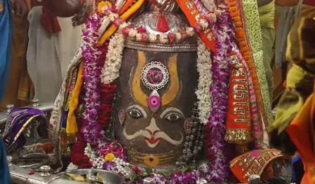 उज्जैन: आषाढ़ कृष्ण तृतीया पर बाबा महाकाल की भव्य भस्म आरती, मस्तक पर श्री राम नाम और वैष्णव तिलक