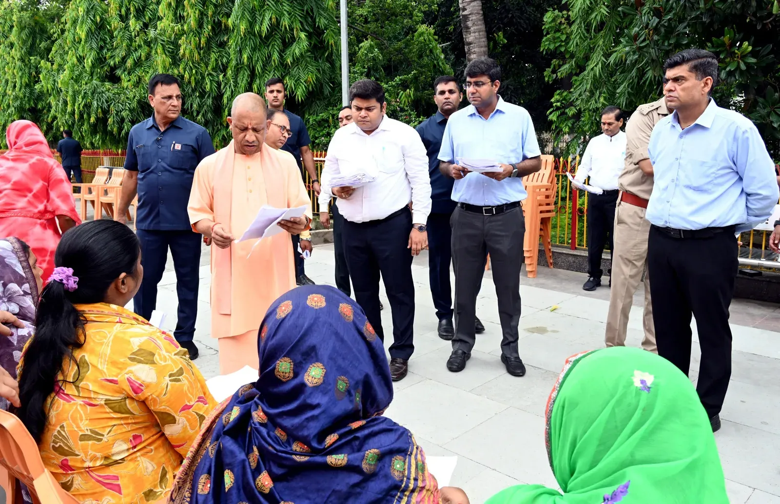 सीएम योगी का गोरखपुर जनता दर्शन: 150 लोगों की सुनी फरियाद, अधिकारियों को समयबद्ध कार्रवाई के निर्देश