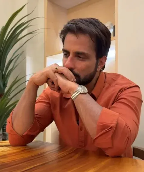 सोनू सूद का भावुक संदेश: 'माता-पिता रहते हुए उन्हें गले लगाओ, वक्त निकल जाता है'
