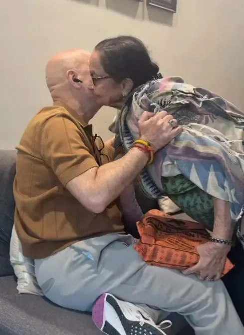 क्या अनुपम खेर ने अपनी मां से मुलाकात के बाद उन्हें असहाय महसूस करने से रोका?