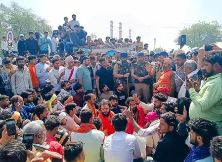 मथुरा में फरसा वाले बाबा की मौत के बाद हुए बवाल मामले में 300 पर केस दर्ज, 14 गिरफ्तार