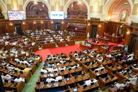 यूपी विधानसभा से 'श्री बांके बिहारी मंदिर न्यास' को मंजूरी मिलने पर नेताओं की आई प्रतिक्रिया 
