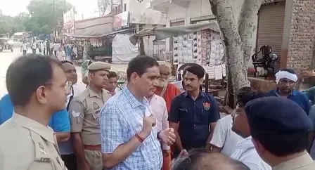 मथुरा : होमगार्ड ने जिलाधिकारी और एसएसपी को ले जा रहे ई-रिक्शा को रोका