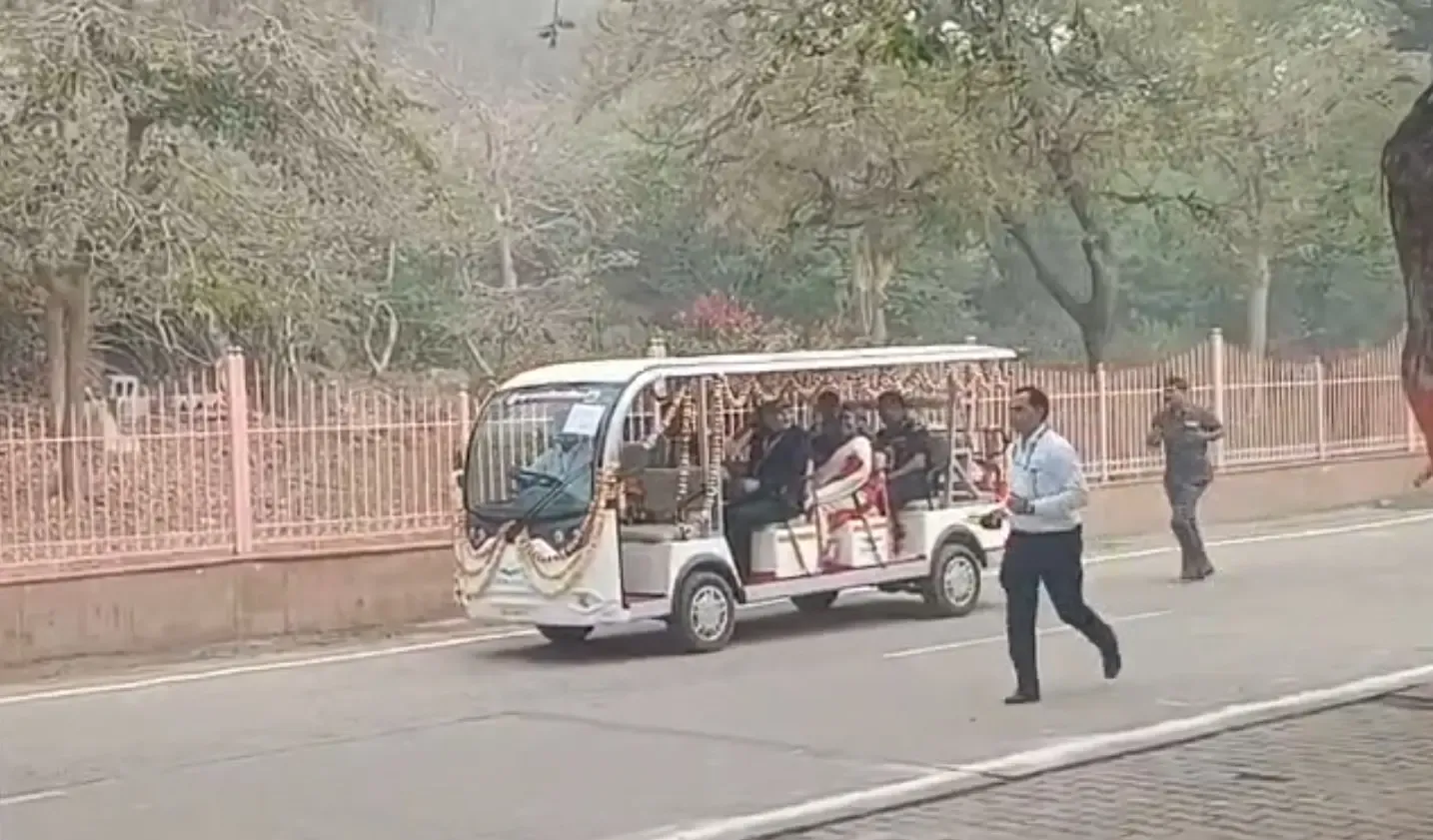 राष्ट्रपति द्रौपदी मुर्मु का गोवर्धन दौरा: गोल्फ कार्ट से 7 कोस की परिक्रमा