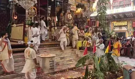 मथुरा में धूमधाम से मनाई गई गोवर्धन पूजा, द्वारिकाधीश मंदिर में उमड़े भक्त