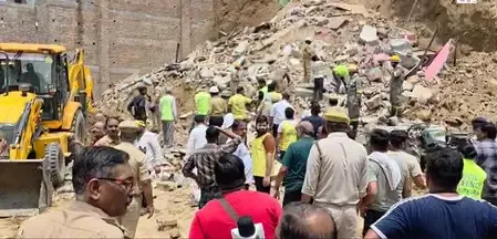 मथुरा में टीले पर बने मकान ढहे, कई लोग दबे; विधायक श्रीकांत शर्मा बोले - 'जिम्‍मेदार लोगों पर होगी कार्रवाई'