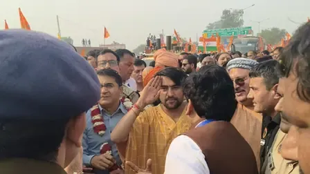 मथुरा पहुंची 'सनातन एकता पदयात्रा', धीरेंद्र शास्त्री ने एएसपी अनुज चौधरी को किया सैल्यूट