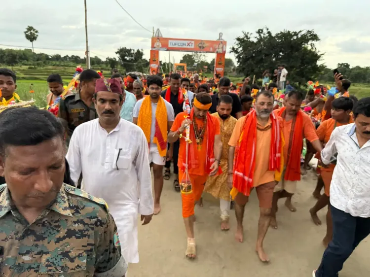 क्या मनोज तिवारी ने 105 किमी की कांवड़ यात्रा पूरी कर देवघर पहुंचकर बाबा बैद्यनाथ को जलाभिषेक किया?