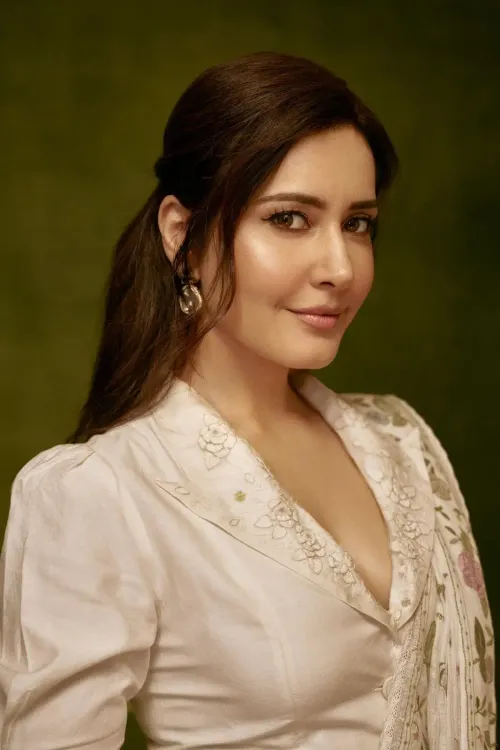 How Does Raashi Khanna Embrace the Role of an Army Wife in 120 Bahadur?