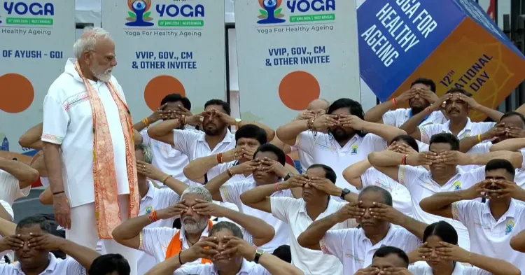 12वें अंतरराष्ट्रीय योग दिवस पर कोलकाता में PM मोदी ने किया योगाभ्यास, भाजपा नेताओं ने बताया ऐतिहासिक