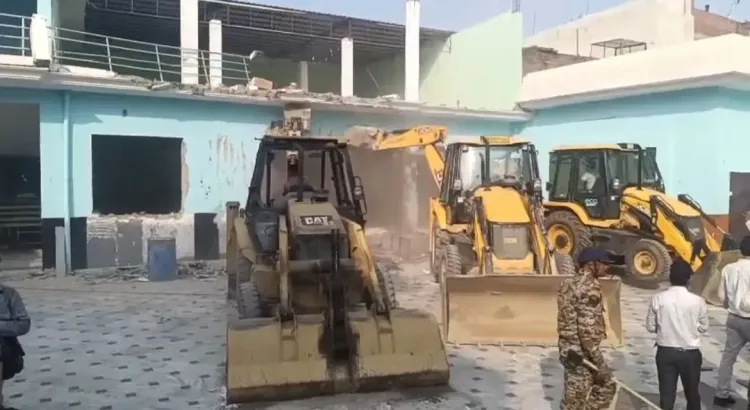 क्या बरेली में उपद्रव के आरोपी नफीस खां के बरातघर पर चला बुलडोजर?