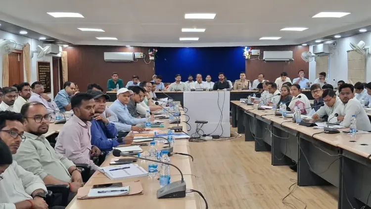 नवादा DM रवि प्रकाश की समीक्षा बैठक: 68,559 लाभार्थियों का जीवन प्रमाणीकरण लंबित, अधिकारियों को सख्त निर्देश