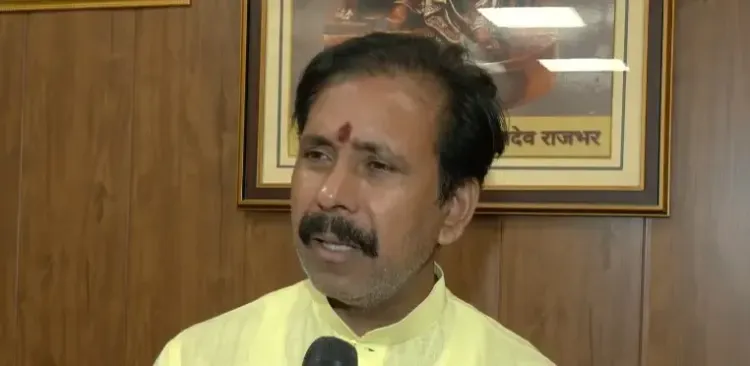 अखिलेश के पोस्टरों पर भाजपा का वार: 'चोला बदलकर ठगी, 2027 में नहीं गलेगी दाल'
