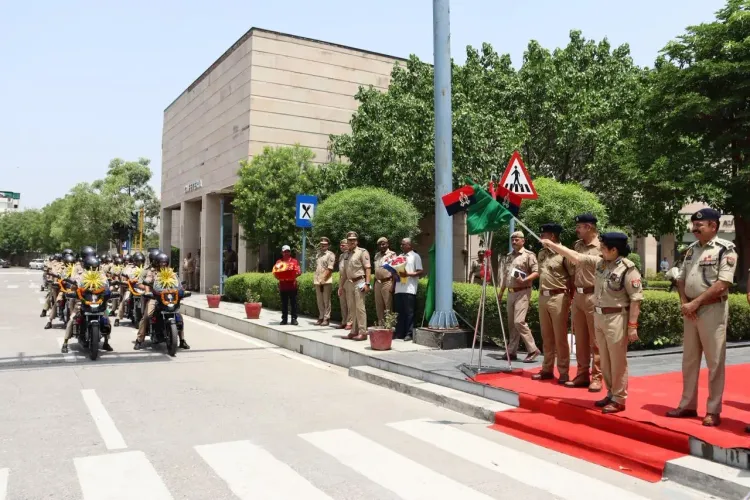 नोएडा में 25 नई टू-व्हीलर पीआरवी रवाना, डायल-112 बेड़े में शामिल; एयरपोर्ट और एक्सप्रेसवे पर कड़ी निगरानी