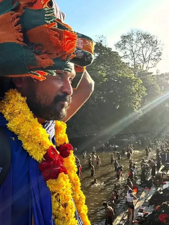 '29' director Rathna Kumar offers prayers at Sabarimala!