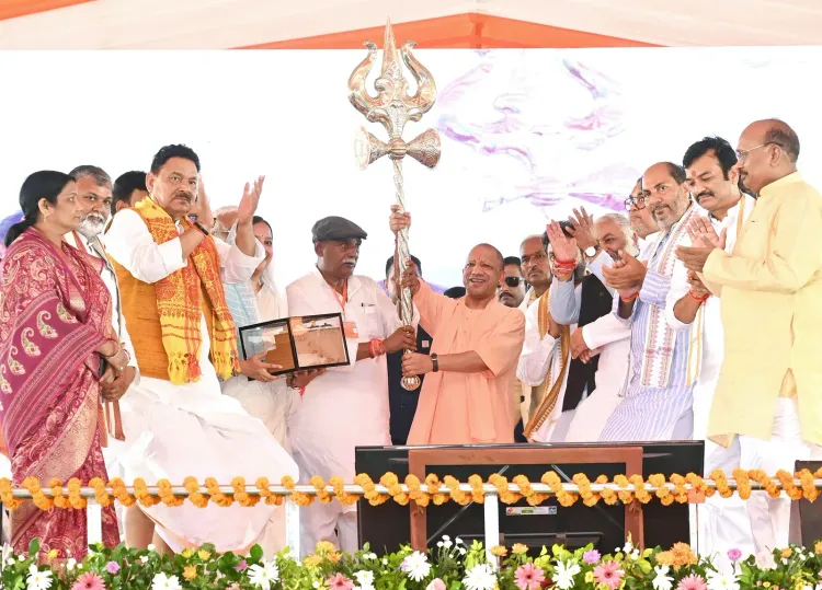 बलिया बाढ़: योगी सरकार दे रही 50 किलो राहत किट, सीएम बोले — सपा राज में 500 ग्राम भी नहीं पहुँचती थी