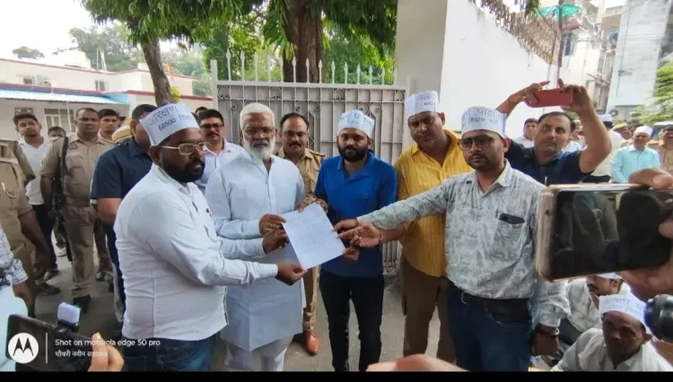 68,500 शिक्षक भर्ती: लखनऊ में अभ्यर्थियों ने मंत्री स्वतंत्रदेव सिंह के आवास का घेराव किया, ओबीसी को 5% छूट की मांग