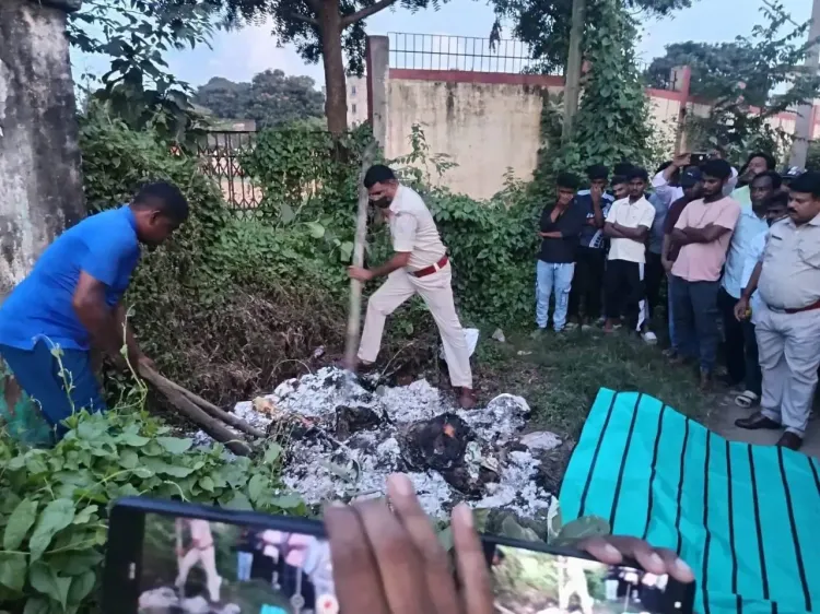 क्या झारखंड में हत्या के बाद बोरी में बंद शव को कचरे में जलाने की कोशिश की गई?