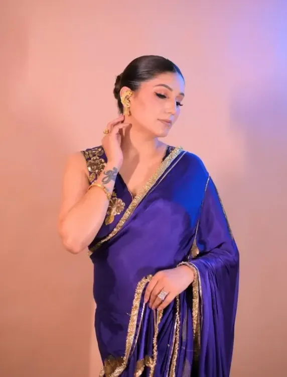 क्या सपना चौधरी का नया फोटोशूट और शायरी ने दिल जीता?