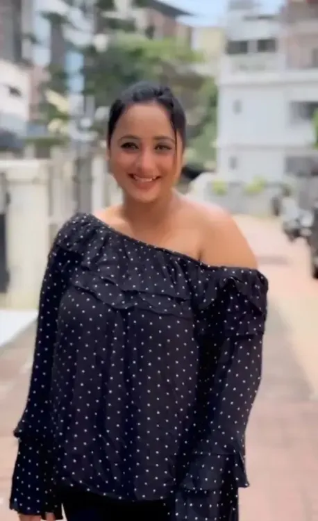 क्या रानी चटर्जी के स्टाइलिश पोज और अक्षरा सिंह की शायराना सोच ने फैंस को दीवाना कर दिया?