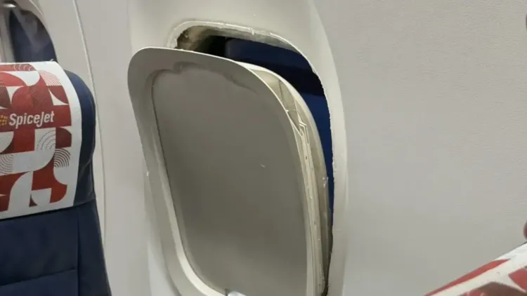 क्या स्पाइसजेट विमान का विंडो फ्रेम हवा में उखड़ गया? कंपनी का दावा 'यात्रियों की सुरक्षा पर कोई खतरा नहीं था'