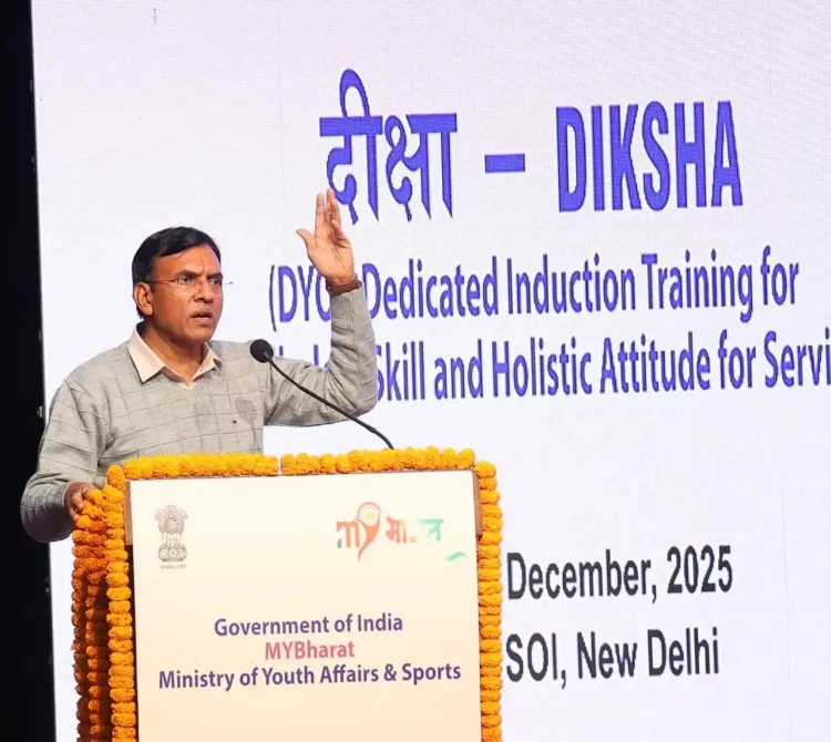 क्या डॉ. मनसुख मांडविया ने युवा अधिकारियों को विकसित भारत का भविष्य बताया?