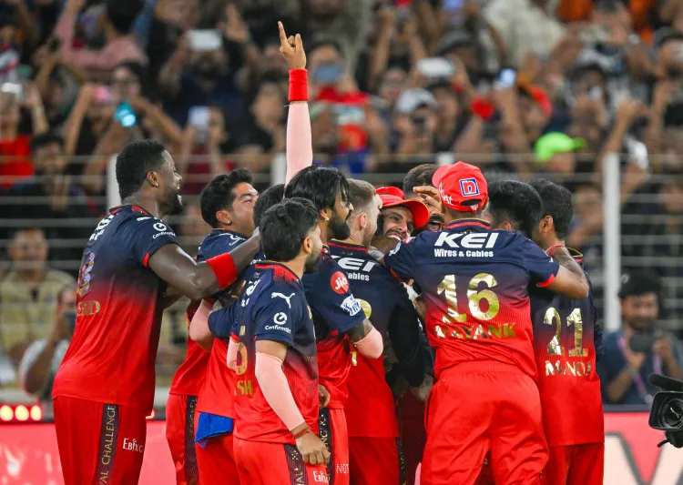 आकाश चोपड़ा ने आरसीबी की प्लेइंग इलेवन में चार विदेशी खिलाड़ियों को शामिल करने की सिफारिश की