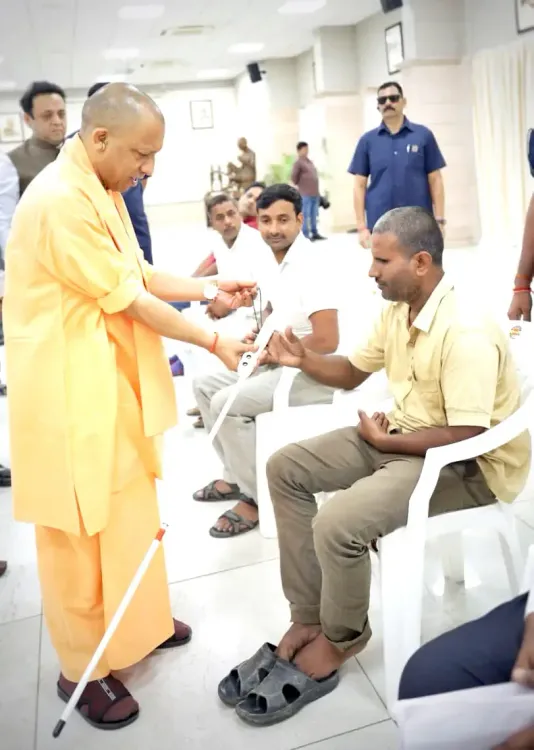 जनसेवक क्या आमजन से व्यवहार ठीक रखें? दुर्व्यवहार बर्दाश्त नहीं: मुख्यमंत्री योगी