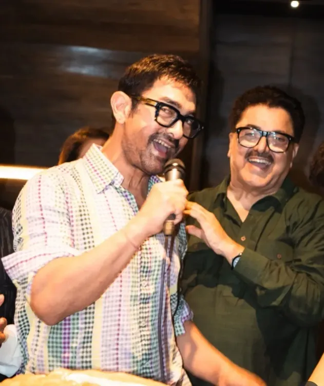 Aamir Khan sings 'Papa Kehte Hain' from QSQT at Ashoke Pandit's bash