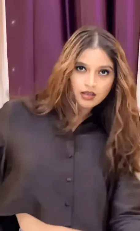 क्या कोमल सिंह ने अभिषेक बच्चन के गाने पर ठुमके लगाकर सबका ध्यान खींचा?